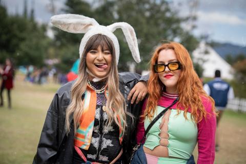 Festival Estereo Picnic 2022 con chica de gorra de conejo y su compañera