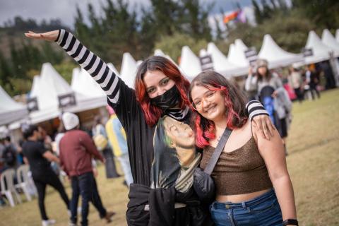 Festival Estereo Picnic 2022 con duo de chicas posando para la foto 5