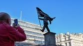 El artista anónimo Banksy regresó, esta vez con una escultura en una plaza de Londres  