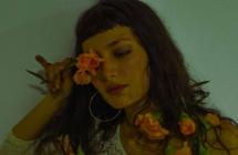 Sentimos la 'Mugre Bajo Las Uñas' que nos conecta con nuestros entornos ambientales con la artista Maleza 