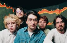 Casi muestra su visión del rock latino en ‘Si el Tiburón se Come el Cable’, su segundo álbum  