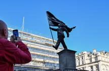 El artista anónimo Banksy regresó, esta vez con una escultura en una plaza de Londres  
