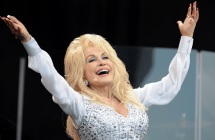 Murió Dolly Parton a los 80 años, leyenda de la música country 