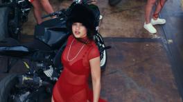 Rosalía en el videoclip de "Saoko".