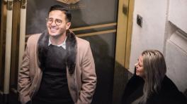 Simon Leviev junto a una de las víctimas que da su testimonio en la película.