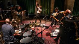 Idles en From the Basement. Foto de Kevin Nixon.