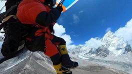 Un parapentista se lanza por primera vez legalmente desde la cima del Everest