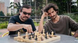 El 20 de julio explicado desde un juego de ajedrez. Foto por: Pablo Durán