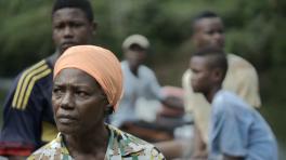 Cantos que inundan el río