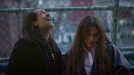 Captura de pantalla del video oficial de "Take Only What You Can Carry" de Gogol Bordello