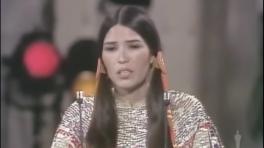 Pantallazo del discurso de Sacheen Littlefeather en nombre de Marlon Brando.