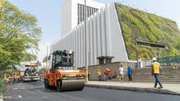Una vía en Medellín es pavimentada con plástico reciclado 