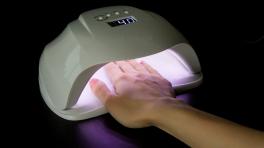 Las lámparas UV para uñas podrían dañar células de la piel 
