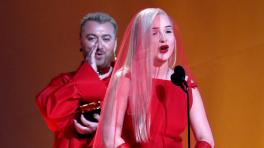 Kim Petras y Sam Smith en los Grammy 2023.