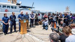 El capitán de la Guardia Costera de EE. UU. (USCG), Jamie Frederick, habla con los reporteros sobre los esfuerzos de búsqueda del sumergible Titán que desapareció cerca de los restos del Titanic, en la Base de la Guardia Costera en Boston, Massachusetts, el 21 de junio de 2023/ Imagen: Joseph Prezioso / AFP 