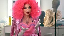 Esta foto tomada el 28 de abril de 2023 muestra a la drag queen surcoreana Serena hablando durante una entrevista con AFP antes de una grabación de video para el canal de YouTube Neon Milk en un estudio en el distrito de Haebangchon en Seúl. / JUNG YEON-JE / AFP