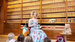 El vicealcalde de Estocolmo Jan Jonsson, vestido de drag queen para criticar la intolerancia de la ultraderecha, en una imagen difundida por el Partido Liberal el 15 de junio de 2023 © Robin Backman / Liberalerna Stockholm/AFP