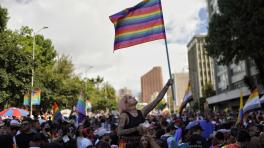 En la tarde de este domingo, se llevó a cabo la marcha que conmemora a la comunidad LGBTIQ+, con diferentes representaciones artísticas, en medio de una movilización desde el Parque Nacional hasta la Plaza de Bolívar de Bogotá. (Colprensa-Sergio Acero)