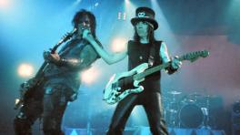 Mick Mars y Nikki Sixx.