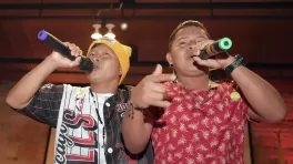 Los hermanos indígenas Walter y Gonzalo Queragama durante una actuación en Bogotá, el 18 de marzo de 2023 © Daniel MUNOZ / AFP