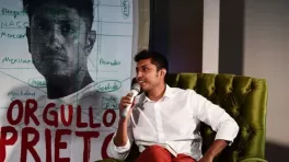 El actor mexicano Tenoch Huerta habla durante una conferencia de prensa para la presentación de su libro "Orgullo Prieto" en la Ciudad de México.CLAUDIO CRUZ/AFP