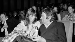 La cantante británica Jane Birkin y el cantante francés Serge Gainsbourg asisten al estreno de la película "Cannabis" dirigida por Pierre Koralnik en el cine Normandie de París el 2 de septiembre de 1970. | Imagen: AFP
