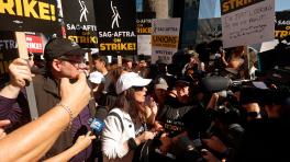 ¿De qué se trata la huelga doble que puede paralizar a Hollywood? | Foto de AFP