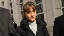 La actriz de ‘Smallville’, Allison Mack, salió de prisión por caso de tráfico sexual | Foto de CNN