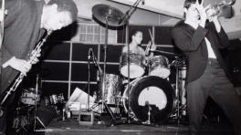  Jean-Michel Basquiat tocando el saxofón en Gray. Foto del Bandcamp de la banda.
