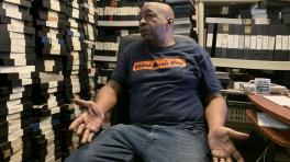 El historiador, documentalista e historiador pionero del hip hop, Ralph McDaniels habla entre sus archivos de imágenes que abarcan 40 años, en Elmont, Nueva York, el 28 de julio de 2023. Imagen: Maggy Donaldson/ AFP