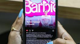 Una mujer ve una publicación publicada por el Kuwait Times en su cuenta oficial de Instagram que informa sobre la prohibición de la película "Barbie" de 2023 en Kuwait, en la ciudad de Kuwait el 10 de agosto de 2023. | Imagen: Yasser Al- Zayyat / AFP