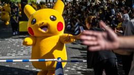La gente ve el desfile de Pikachu que es parte del Campeonato Mundial Pokémon 2023, en el Grand Mall Park en Yokohama el 11 de agosto de 2023. Philip FONG / AFP
