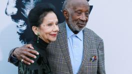 El ejecutivo musical Clarence Avant y su esposa Jacqueline Avant asisten al estreno de "The Black Godfather" de Netflix en Paramount Theatre en Paramount Studios el 3 de junio de 2019 en Hollywood, California. | LEON BENNETT / GETTY IMAGES NORTEAMÉRICA / AFP 