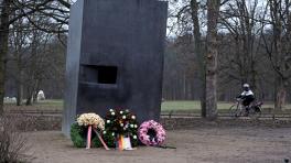 Vandalizan en Berlín monumento en memoria de homosexuales perseguidos por el nazismo | Foto de AFP