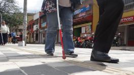 Tips para ayudar a los peatones ciegos y con baja visión | Foto del INCI
