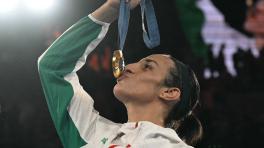 Imane Khelif triunfa en boxeo con medalla de oro