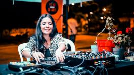 Ari Deejay: del vinilo a las plantas, una pionera de la música electrónica en el Eje Cafetero