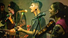 Aguas Ardientes estrena su sencillo 'Que viejo que estoy'