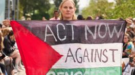 Modelo despliega bandera palestina en la pasarela de Copenhague