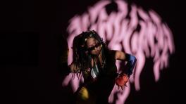 LoMaasBello lanza MARICADEBARRIO: un álbum sobre la transfobia, el enamoramiento y el desamor