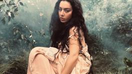 Charli XCX, imagen promocional del sencillo House