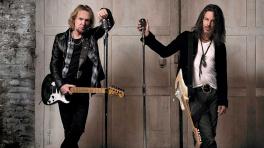 Adrian Smith y Richie Kotzen (BMG/ John McMurtrie)