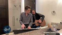 Brandon Flowers y Ronnie Vannucci emitiendo desde el baño