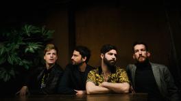 Foals. Foto de Alex Knowles tomada de NME.com