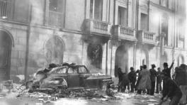 'Arden los ánimos' por González, Sady (1913-1979) / Quema de un automóvil en los hechos del 9 de abril en El Bogotazo / Cortesía del Archivo de Bogotá