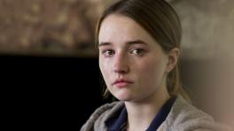 Kaitlyn Dever interpreta a Marie Adler en 'Inconcebible'.