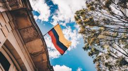 Bandera de Colombia. Foto de Flavia Carpio en Unsplash.