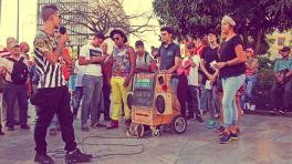 Una manzana parlante que recorre las calles de Medellín | Radiónica