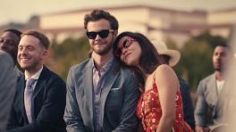 Jack Quaid y Maya Erskine.