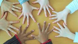  Jeu d'enfant avec leurs mains cortesía de Wikicommons: Ibex73